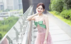 古力娜扎性感露背礼服图片_4