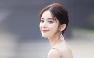 古力娜扎性感露背礼服图片_8