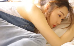 暖色清新美女图片壁纸_8