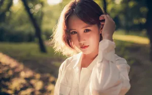 光线气质短发美女图片