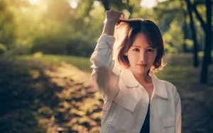 光线气质短发美女图片_3