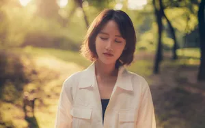 光线气质短发美女图片_4