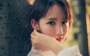 光线气质短发美女图片_5