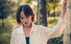 光线气质短发美女图片_6