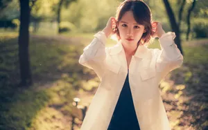光线气质短发美女图片_7
