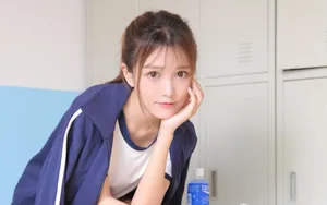 青春活力运动服美女图片壁纸