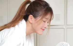 青春活力运动服美女图片壁纸_3