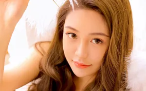 大眼黄色系美女图片