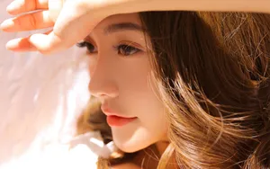 大眼黄色系美女图片_3