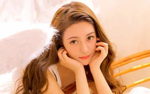 大眼黄色系美女图片_9