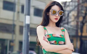 美女动人的迪丽热巴街拍图片_2