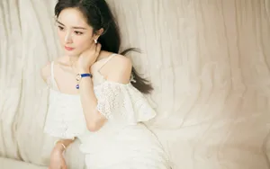 杨幂性感露肩吊带裙图片