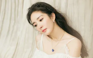 杨幂性感露肩吊带裙图片_2