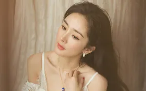杨幂性感露肩吊带裙图片_3
