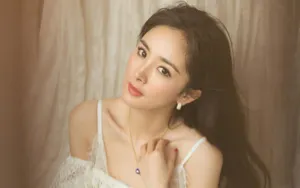 杨幂性感露肩吊带裙图片_4