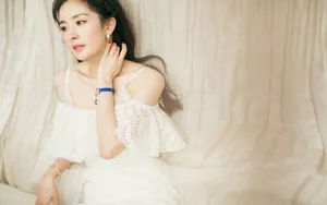 杨幂性感露肩吊带裙图片_5