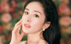 杨幂性感露肩吊带裙图片_7