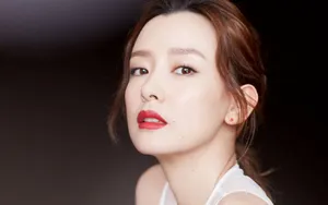 周奇奇红唇图片壁纸_2
