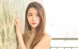纹身美女吊带裙图片壁纸