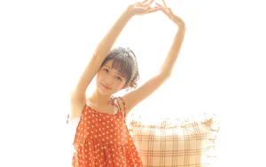 黄色调吊带裙性感小美女图片_2