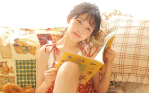 黄色调吊带裙性感小美女图片_3