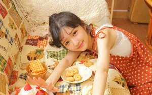 黄色调吊带裙性感小美女图片_4