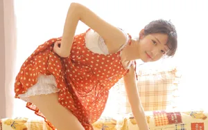 黄色调吊带裙性感小美女图片_7