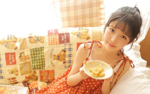 黄色调吊带裙性感小美女图片_8