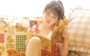 黄色调吊带裙性感小美女图片_9