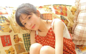 黄色调吊带裙性感小美女图片_10