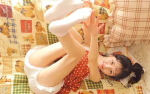 黄色调吊带裙性感小美女图片_15