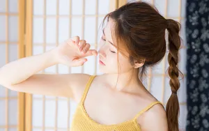 黄色吊带美女性感写真居家图片_5