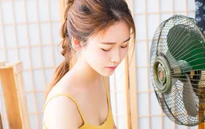 黄色吊带美女性感写真居家图片_6