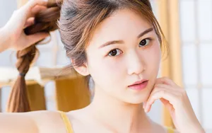 黄色吊带美女性感写真居家图片_7