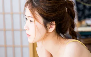 黄色吊带美女性感写真居家图片_8