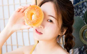 黄色吊带美女性感写真居家图片_9