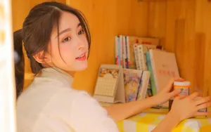 清纯长相甜美的学生妹写真图片_9