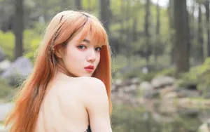 性感白嫩美女户外图片壁纸