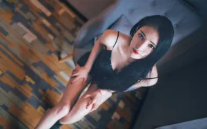 性感长发美女短裙图片_5