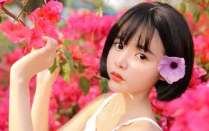 花丛中的短发甜美萝莉美女图片