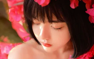 花丛中的短发甜美萝莉美女图片_2