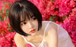 花丛中的短发甜美萝莉美女图片_3