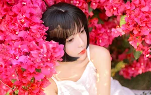 花丛中的短发甜美萝莉美女图片_4