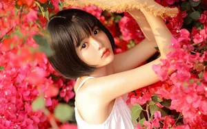 花丛中的短发甜美萝莉美女图片_5