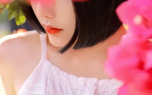 花丛中的短发甜美萝莉美女图片_6