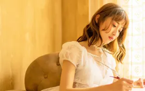 蕾丝白裙美女图片面壁纸_2
