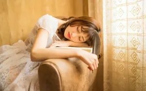 蕾丝白裙美女图片面壁纸_7