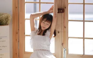 长发白裙美女性感桌面壁纸_6