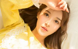 黄色美女头像图片_5