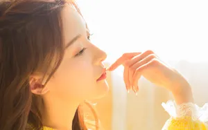 黄色美女头像图片_9